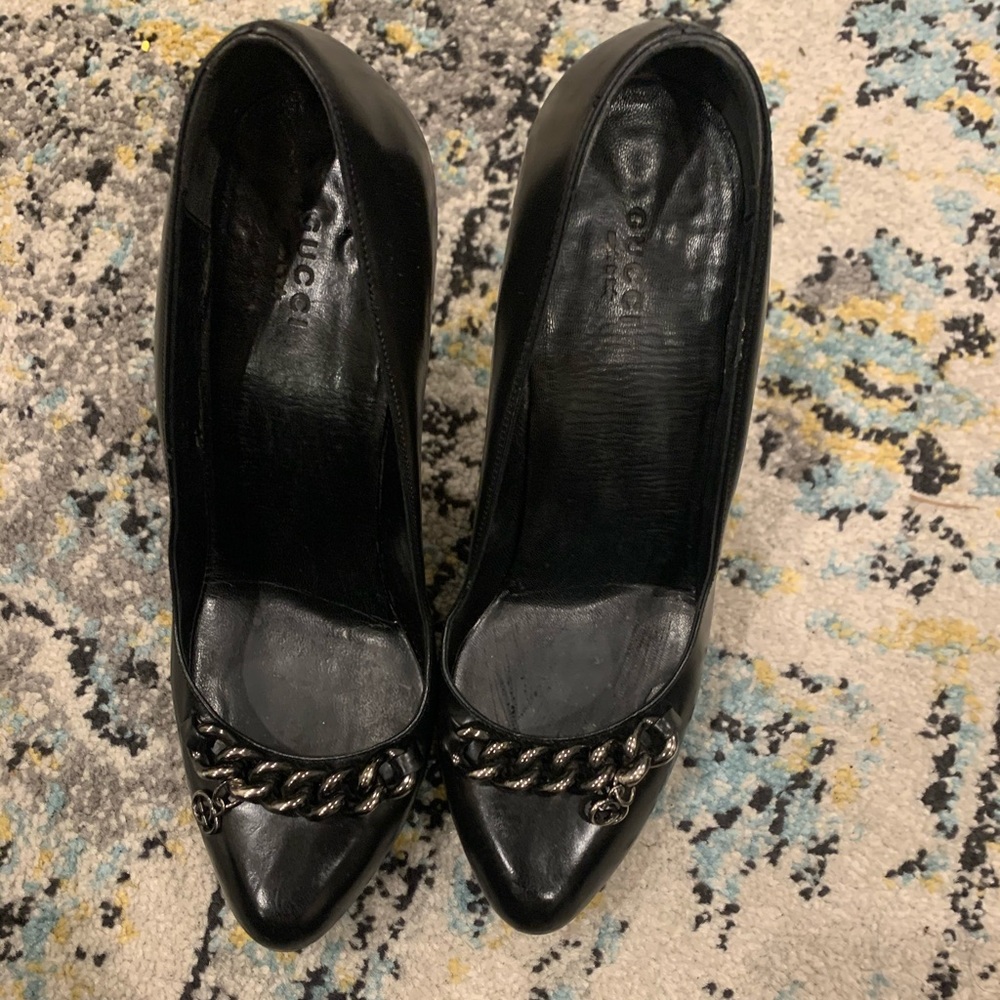 Authentic Classic Gucci heels with Gucci charm